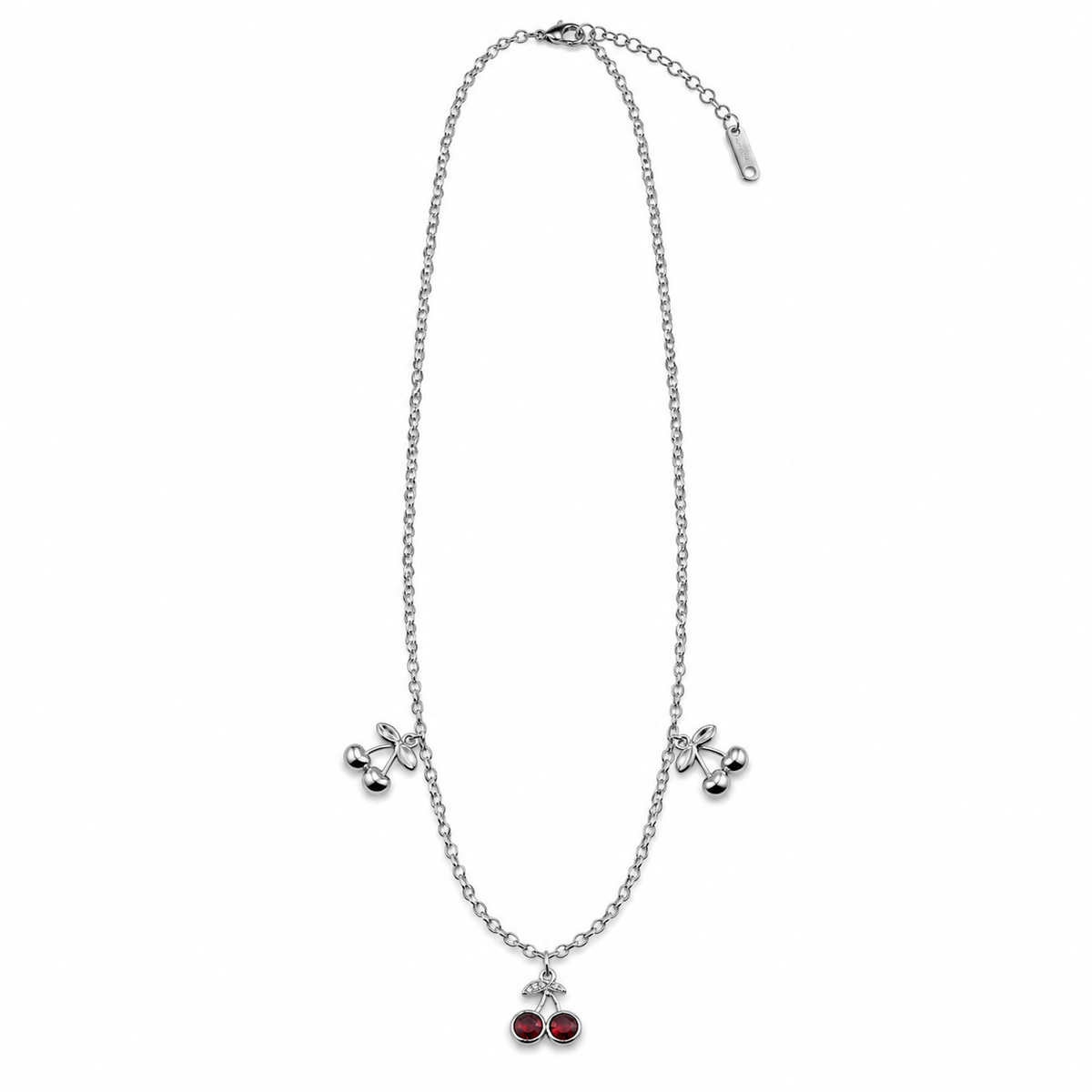 PO069 - Silver Triple Cherry Charm Red Accent Ogrlica od hirurškog čelika, srebrna ogrlica sa tri motiva trešanja, centralnim crvenim priveskom, dva srebrna bočna priveska i produžnim lančićem na beloj pozadini