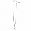 PO076 - Silver Engraved Feather Snake Chain Ogrlica od hirurškog čelika, srebrna ogrlica sa izduženim graviranim priveskom u obliku pera, finim lancem i produžnom kopčom na beloj pozadini