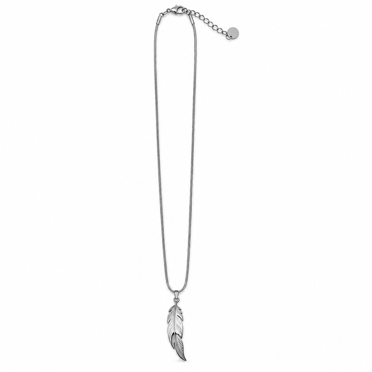 PO076 - Silver Engraved Feather Snake Chain Ogrlica od hirurškog čelika, srebrna ogrlica sa izduženim graviranim priveskom u obliku pera, finim lancem i produžnom kopčom na beloj pozadini