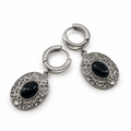 PM204 - Silver Black Oval Scrollwork Medallion Drop Huggie Minđuše od hirurškog čelika, par srebrnih obruča sa visećim ovalnim filigranskim medaljonima, spiralnim ornamentima i centralnim crnim ovalnim umecima na beloj pozadini