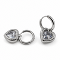 PM190 - Silver Heart-Cut Sunburst Frame Drop Huggie Minđuše od hirurškog čelika, srebrni obruči sa visećim srcima, krupnim prozirnim fasetiranim kamenjem i reljefno teksturiranim okvirima na beloj pozadini