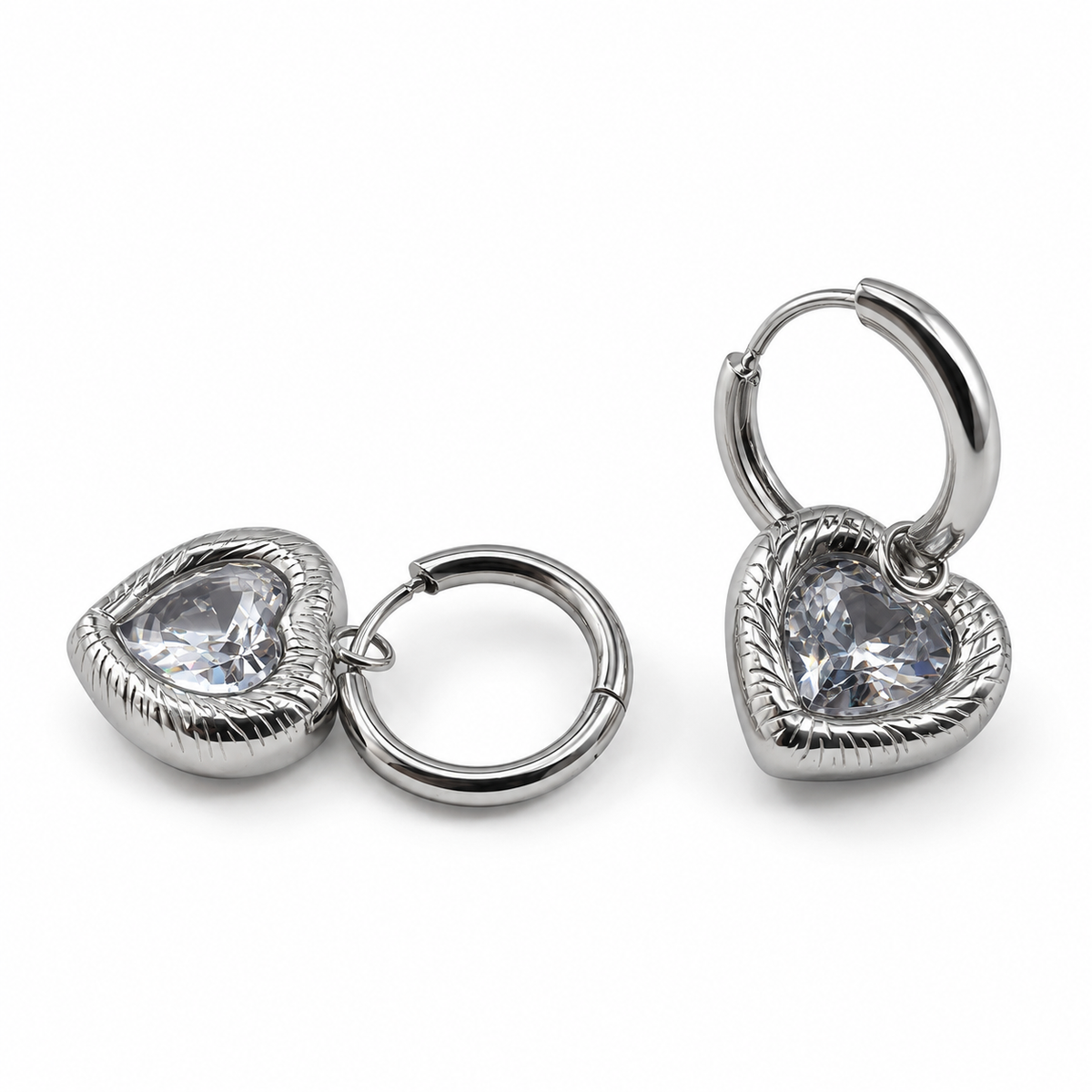 PM190 - Silver Heart-Cut Sunburst Frame Drop Huggie Minđuše od hirurškog čelika, srebrni obruči sa visećim srcima, krupnim prozirnim fasetiranim kamenjem i reljefno teksturiranim okvirima na beloj pozadini