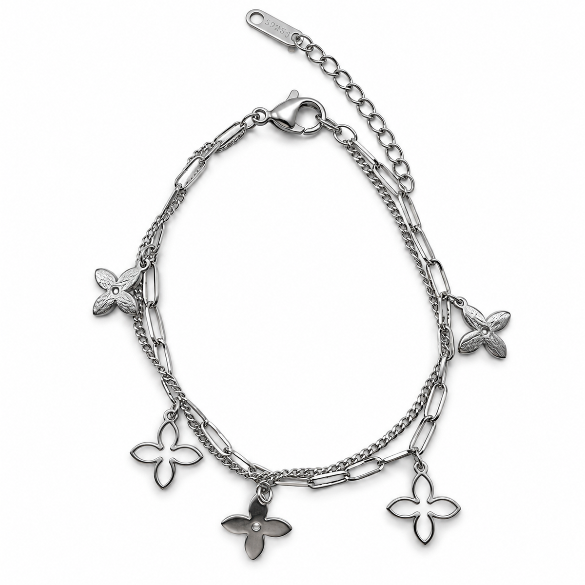 PN048 - Silver Five Flower Charm Double Chain Narukvica od hirurškog čelika, srebrna dvoslojna narukvica sa pet cvetnih privezaka, paperclip i curb lancem, jastog kopčom i produžnim lančićem na beloj pozadini