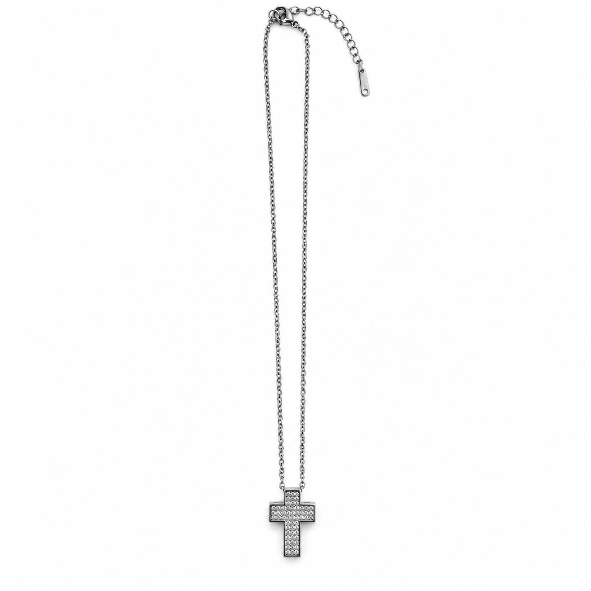 PO071 - Silver Full Pavé Cross Cable Chain Ogrlica od hirurškog čelika, srebrna ogrlica sa centralnim svetlucavim krstom, finim lancem od ovalnih karika i produžnim lančićem na beloj pozadini