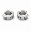 PM201 - Silver Screw Motif Chunky Huggie Minđuše od hirurškog čelika, par širokih srebrnih obruča sa satenskom površinom i kružnim motivima zavrtnjeva sa horizontalnim prorezima na beloj pozadini