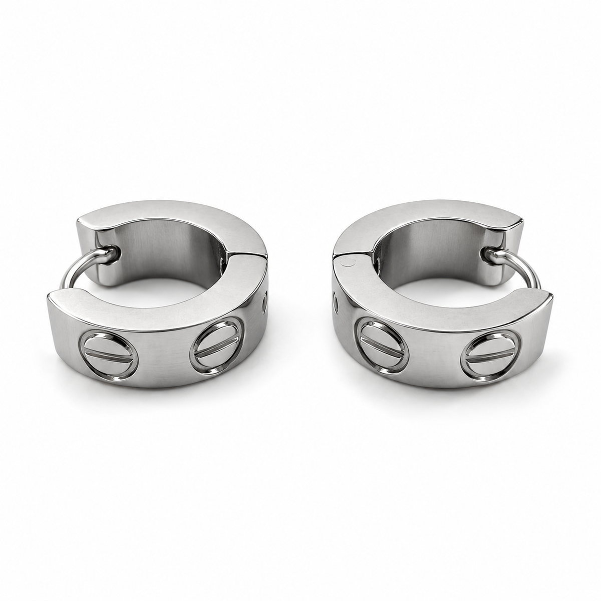 PM201 - Silver Screw Motif Chunky Huggie Minđuše od hirurškog čelika, par širokih srebrnih obruča sa satenskom površinom i kružnim motivima zavrtnjeva sa horizontalnim prorezima na beloj pozadini