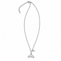 PO075 - Silver Whale Tail White Accent Pendant Ogrlica od hirurškog čelika, srebrna ogrlica sa priveskom u obliku kitovog repa, belim sedefastim umetkom, malim perlastim detaljem i produžnim lančićem na beloj pozadini