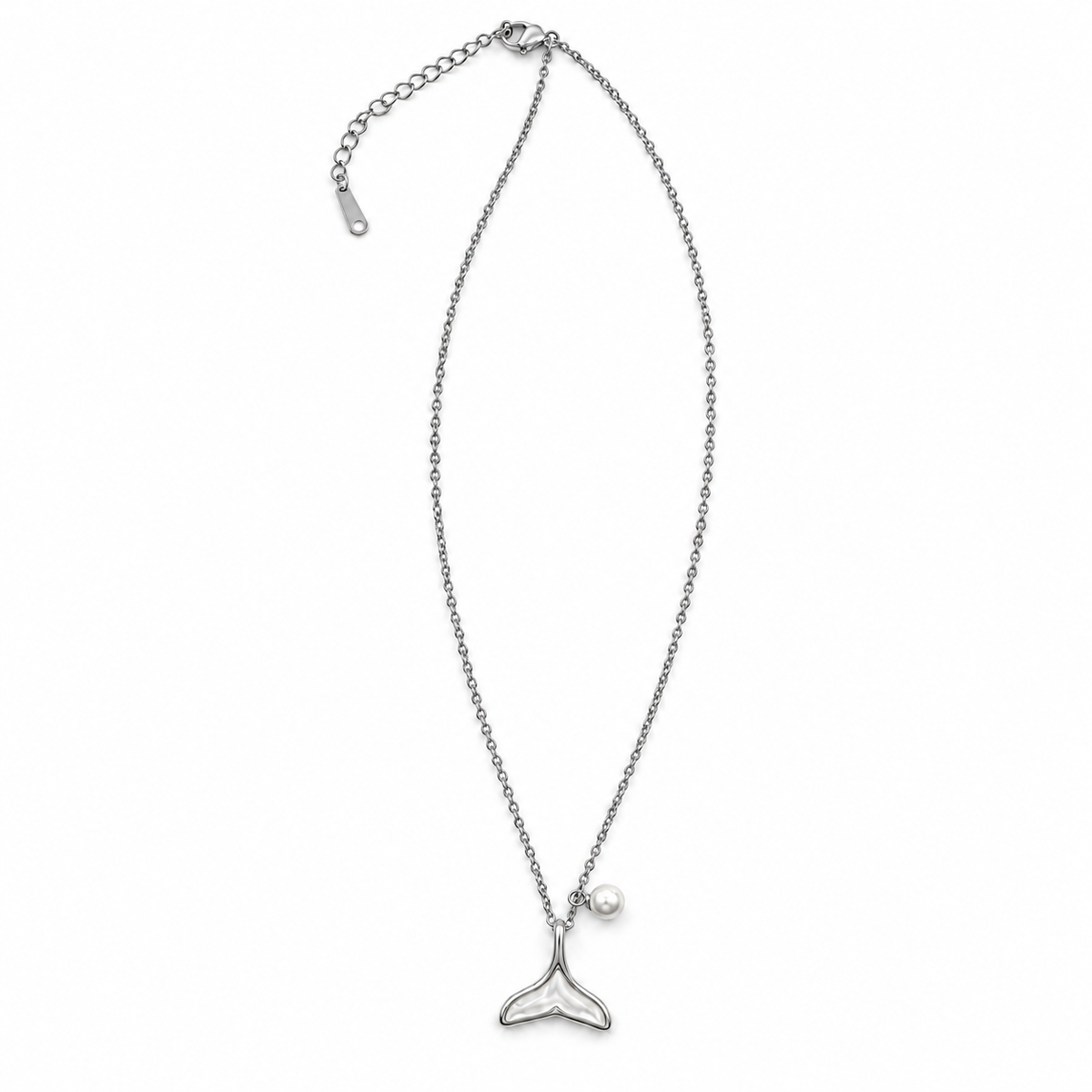 PO075 - Silver Whale Tail White Accent Pendant Ogrlica od hirurškog čelika, srebrna ogrlica sa priveskom u obliku kitovog repa, belim sedefastim umetkom, malim perlastim detaljem i produžnim lančićem na beloj pozadini