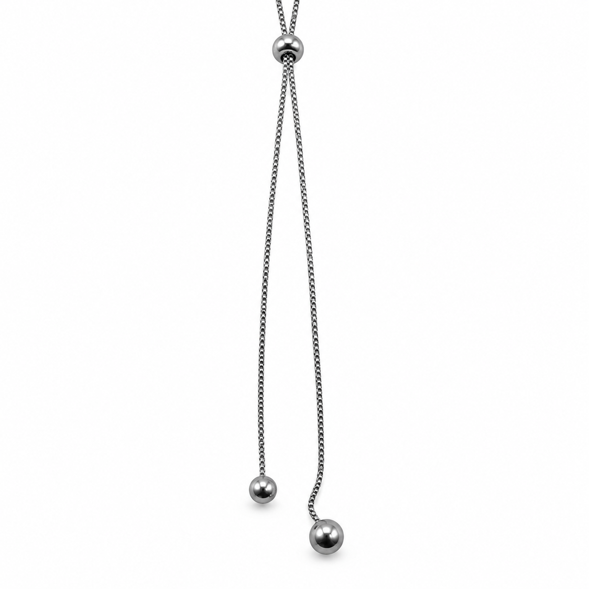 PO070 - Silver Center Sphere Twin Drop Lariat Ogrlica, krupan prikaz centralne srebrne kuglice i dva viseća lančića različitih dužina sa glatkim metalnim kuglama na završecima, na beloj pozadini