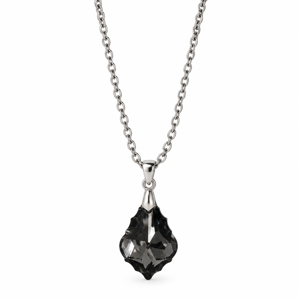PO072 - Silver Dark Faceted Baroque Drop Cable Chain Ogrlica, krupan prikaz tamnosivog gotovo crnog priveska nepravilne kapljičaste forme sa geometrijskim fasetama i poliranim srebrnim držačem na beloj pozadini