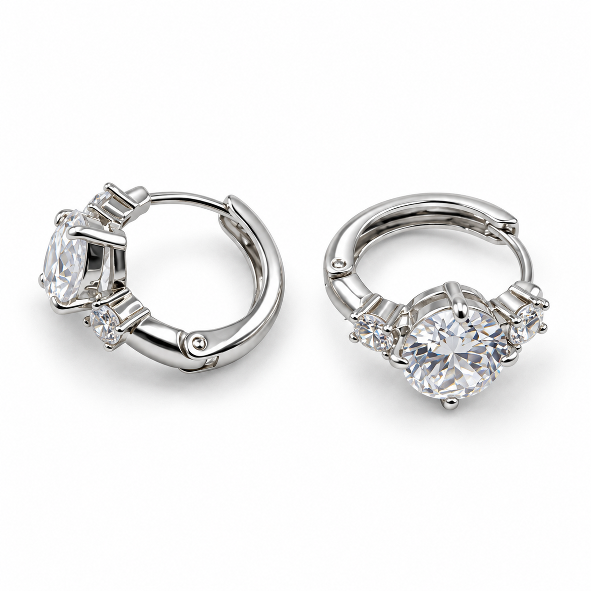 PM194 - Silver Round-Cut Three-Stone Prong Huggie Minđuše
