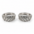 PM209 - Silver Diagonal Stripe Pavé Wide Huggie Minđuše od hirurškog čelika, široke srebrne minđuše sa dijagonalnim poliranim trakama, nizovima prozirnih svetlucavih kamenčića, pavé dekoracijom i preklopnim kopčama na beloj pozadini