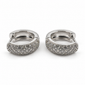 PM193 - Silver Domed Pavé Front Huggie Minđuše od hirurškog čelika, par širokih srebrnih obruča sa ispupčenom prednjom površinom ukrašenom gustim redovima prozirnih svetlucavih kamenčića na beloj pozadini