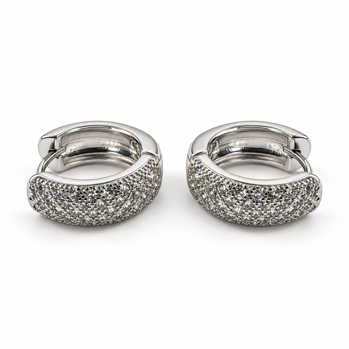PM193 - Silver Domed Pavé Front Huggie Minđuše od hirurškog čelika, par širokih srebrnih obruča sa ispupčenom prednjom površinom ukrašenom gustim redovima prozirnih svetlucavih kamenčića na beloj pozadini