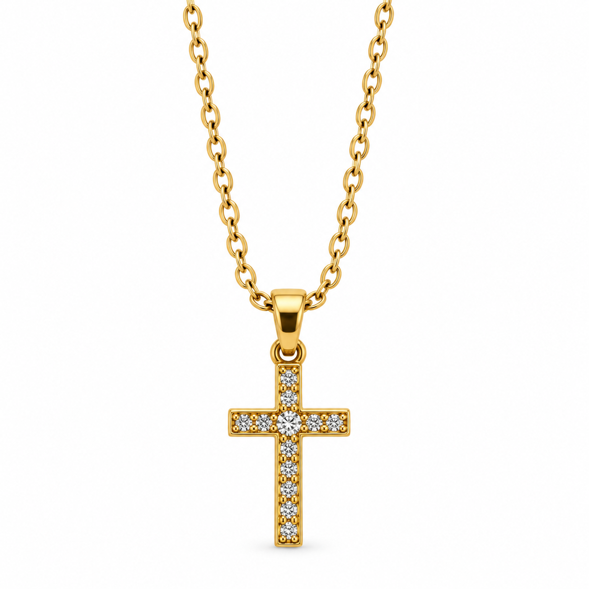 PO022G - Gold Single-Row Sparkle Cross Cable Chain Ogrlica, krupan prikaz zlatnog latinskog krsta sa jednim nizom prozirnih kamenčića duž svakog kraka, naglašenim centralnim kamenčićem i poliranim zlatnim držačem na beloj pozadini