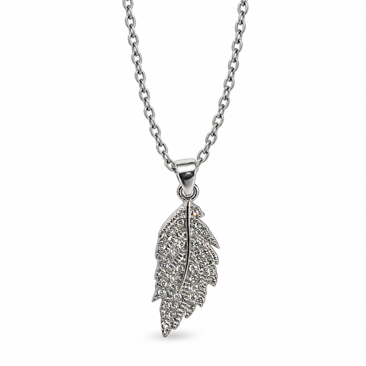 PO068 - Silver Pavé Feather Cable Chain Ogrlica, krupan prikaz srebrnog priveska u obliku pera sa prozirnim svetlucavim kamenčićima, centralnom poliranom linijom i nepravilnim bočnim ivicama na beloj pozadini