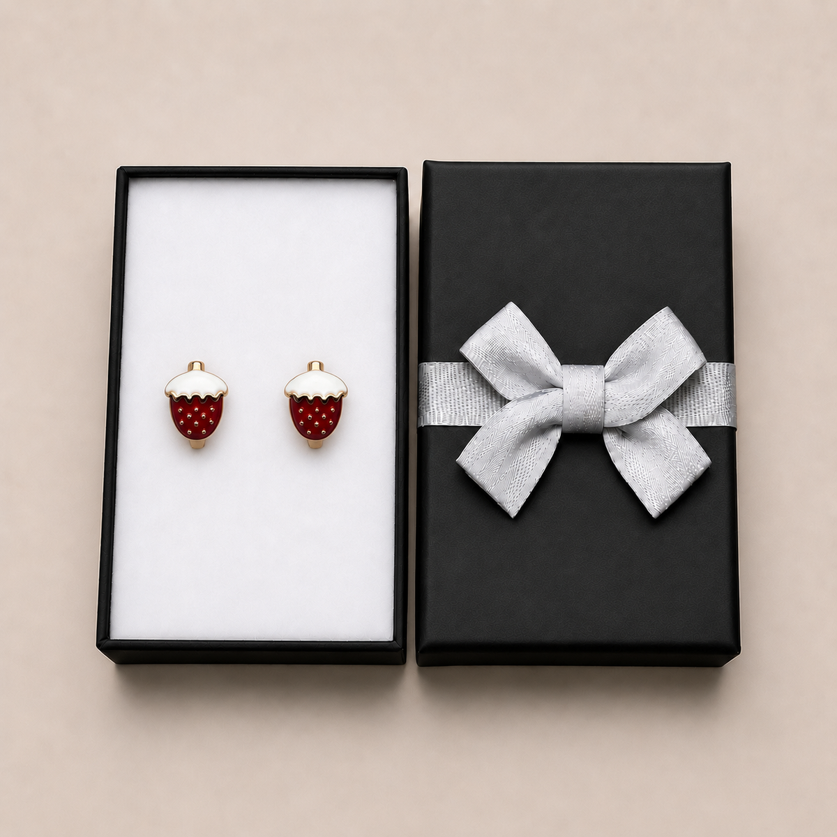 PM125G - Gold Strawberry White Glaze Huggie Minđuše