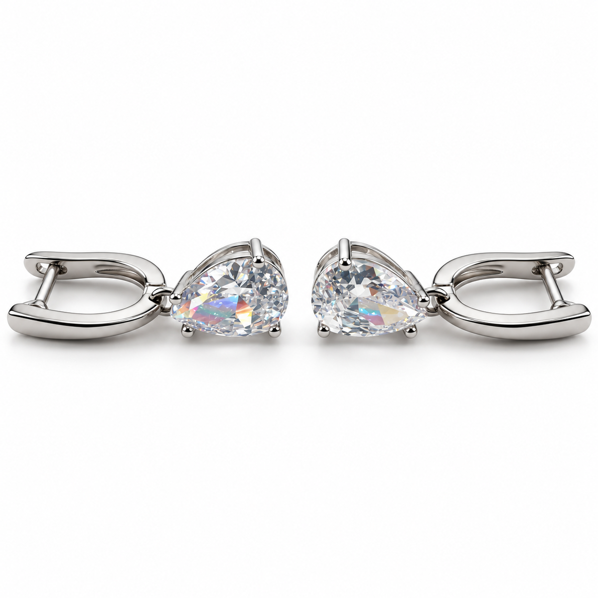 PM187 - Silver Pear-Cut Solitaire Drop Leverback Minđuše od hirurškog čelika, par minđuša sa krupnim prozirnim fasetiranim kamenjem u obliku suze, metalnim držačima i otvorenim leverback kopčama na beloj pozadini