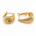 PM132G - Gold Textured Crescent Starburst Leverback Minđuše od hirurškog čelika, par zlatnih polumesečastih minđuša sa sitnozrnastom reljefnom teksturom, sjajnim zrakastim cvetnim ornamentima i preklopnim kopčama na beloj pozadini