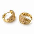 PM121G - Gold Braided Mesh Pavé Huggie Minđuše od hirurškog čelika, široke zlatne minđuše sa isprepletenom mrežastom teksturom i redovima prozirnih svetlucavih kamenčića.