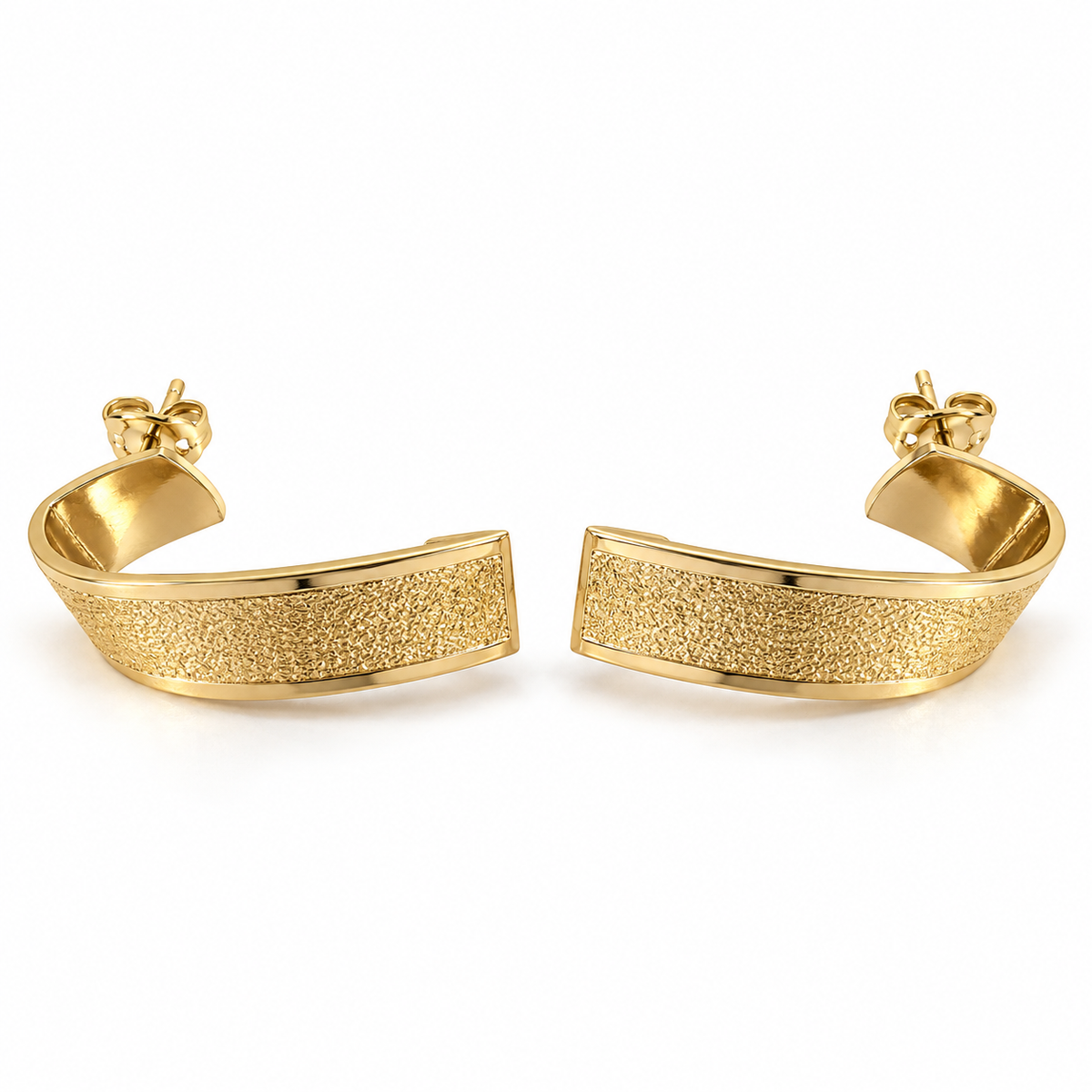 PM113G - Gold Stardust Sculptural Arc Stud Minđuše, frontalni prikaz para zlatnih skulpturalnih minđuša sa zrnastom teksturom, poliranim ivicama i leptir-zatvaračima.
 Kopiraj