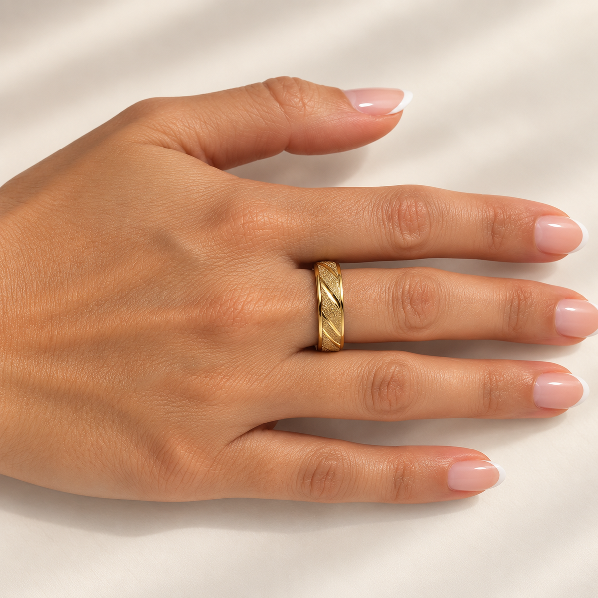 PP047G - Gold Textured Diagonal Stripe Wide Band Prsten