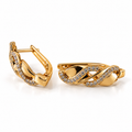 PM133G - Gold Interwoven Double Pavé Wave Leverback Minđuše od hirurškog čelika, par zlatnih minđuša sa prepletenim talasastim trakama, dva zakrivljena niza prozirnih svetlucavih kamenčića i preklopnim kopčama na beloj pozadini