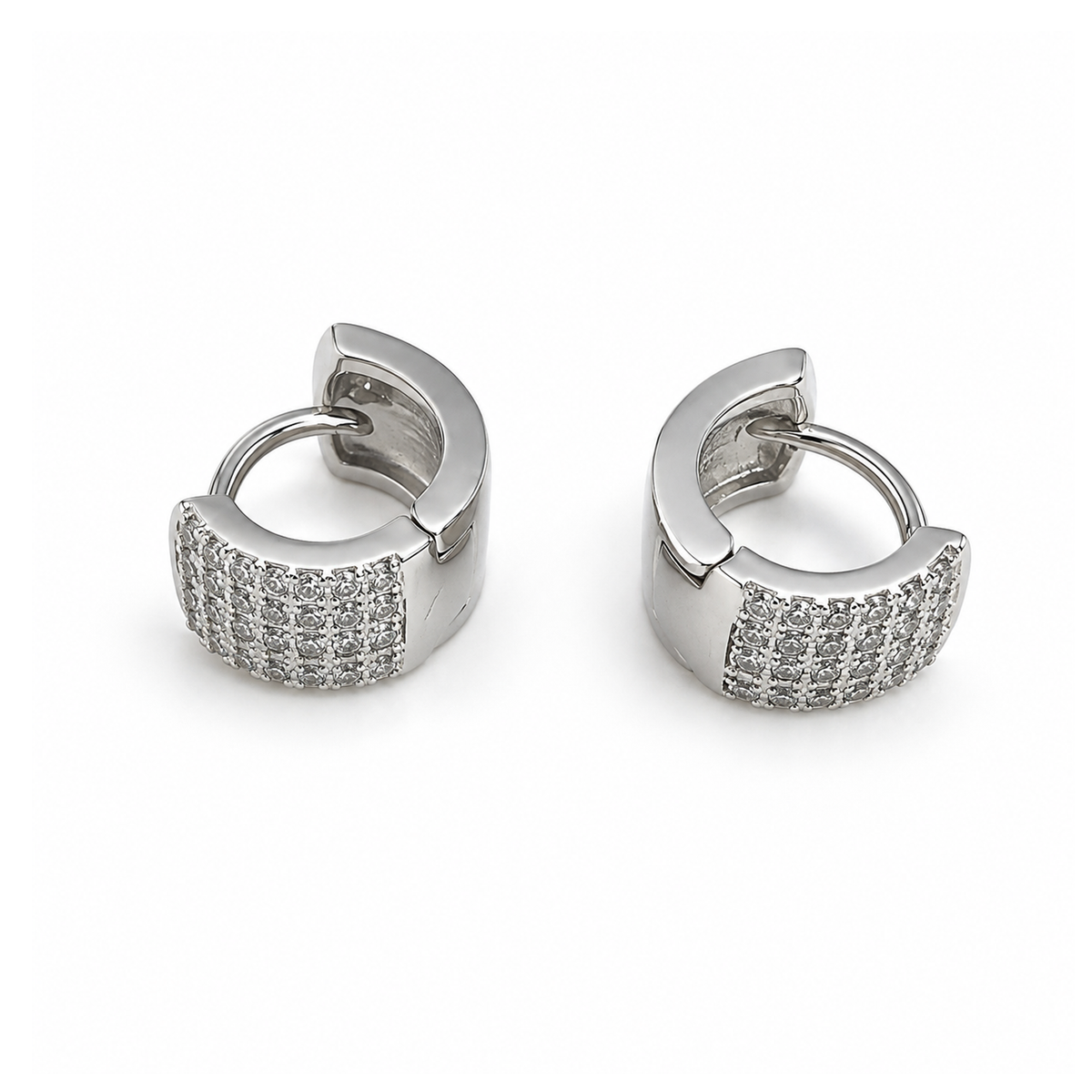 PM139 – Silver Iced Out Pavé Huggie Minđuše