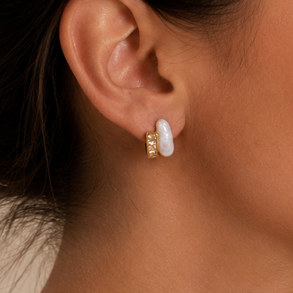PM087G – Gold Crescent MOP Baguette Channel Stud Minđuše