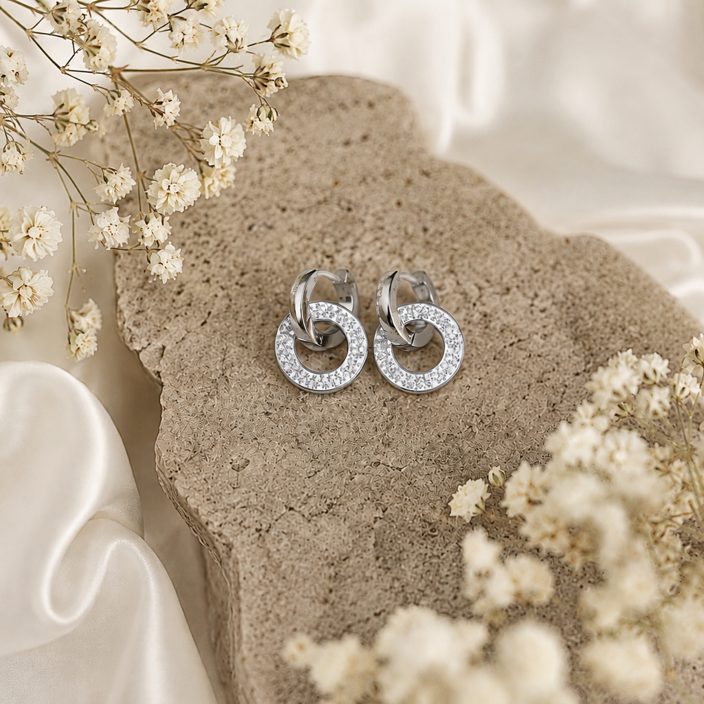 PM040 – Silver Interlocking Pavé Circle Huggie Dangle Minđuše